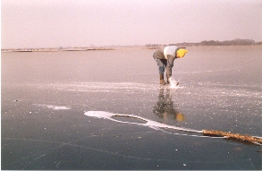water wordt opgestuwd langs de visnetten onder oppervlakte
